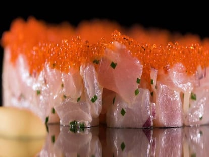 Tartar de lubina con mostaza de Dijon y huevas de tobiko