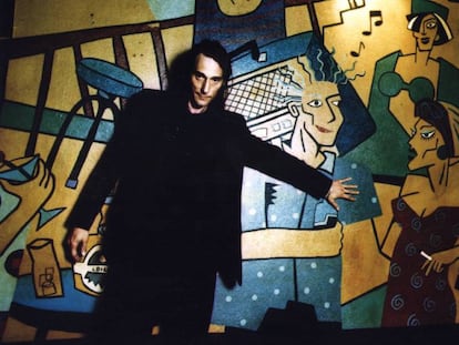 Antonio Vega, fotografiado en marzo de 1998. En vídeo, tráiler del documental 'Antonio Vega: Tu voz entre otras mil'.