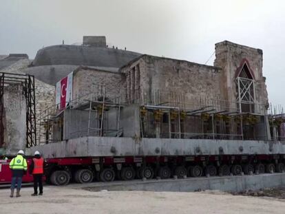 La mezquita durante el proceso de traslado.