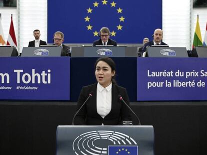 Jewher Ilham realiza su discurso tras recibir el premio de su padre en el Parlamento Europeo, en Estrasburgo.