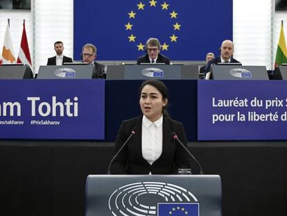 Jewher Ilham realiza su discurso tras recibir el premio de su padre en el Parlamento Europeo, en Estrasburgo.