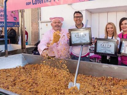 El representante de la administración de lotería El Perolo de San Pedro del Pinatar, (Murcia) Miguel Ángel Zapata (2i) junto a varias trabajadoras de la administración celebran la venta del tercer premio de la lotería de Navidad, el número 00750 y dos quintos premios el 06293 y el 74770, esta mañana en la puerta de la administración.. En vídeo, el resumen de la jornada.