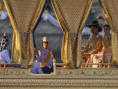 El rey de Tailiandia Maha Vajiralongkorn, conocido como Rama X, y la reina Suthida, durante la procesión por el río Chao Praya, el 12 de diciembre.