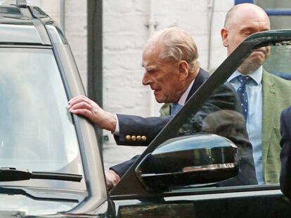 En vídeo, Felipe de Edimburgo, a su salida del hospital Rey Eduardo VII, en Londres, este martes.