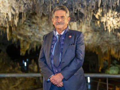 El presidente de Cantabria, Miguel Ángel Revilla, felicita la Navidad desde la cueva de El Soplao. En vídeo, Revilla canta un villancico.