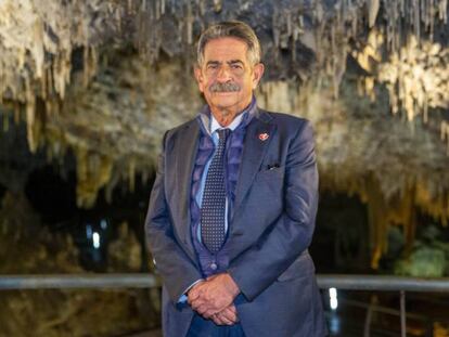 El presidente de Cantabria, Miguel Ángel Revilla, felicita la Navidad desde la cueva de El Soplao. En vídeo, Revilla canta un villancico.