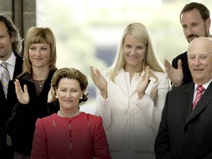 Los reyes Sonia y Harald de Noruega, la princesa Marta Luisa y Ari Behn y los príncipes Haakon y Mette-Marit, en Stavanger, en 2007. En vídeo, recuento del año de la familia real.