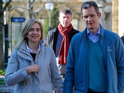 Iñaki Urdangarin y la infanta Cristina de Borbón el día de Navidad en Vitoria. Detrás, a la derecha, su hijo Pablo. En vídeo, su llegada a Vitoria y su paseo al día siguiente.