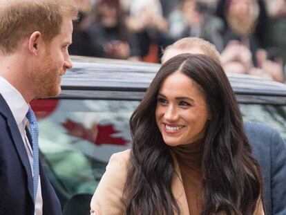 Los duques de Sussex este martes a su llegada a la casa de Canadá. En vídeo, Harry y Meghan dan "un paso atrás" como miembros de la Casa Real británica.