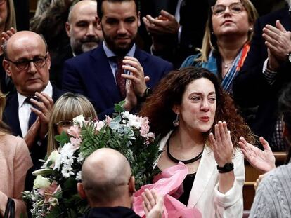 La diputada de En Comú Podem Aina Vidal, aplaudida por sus compañeros. En vídeo, momento del aplauso.