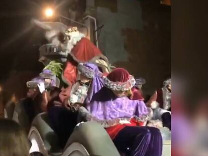 Momento en el que el rey mago lanza los caramelos contra el público. En vídeo, así fue el incidente.