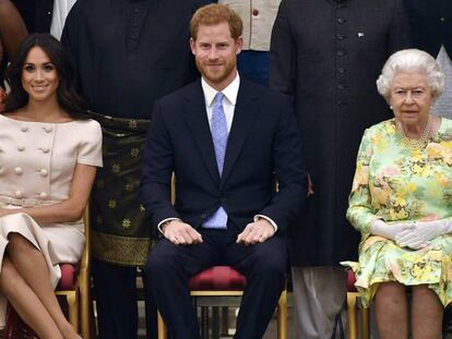 Meghan Markle, Enrique de Inglaterra y la reina Isabel II, en Londres, en 2018. En vídeo, los duques de Sussex dan un "paso atrás" como miembros de la casa real británica.