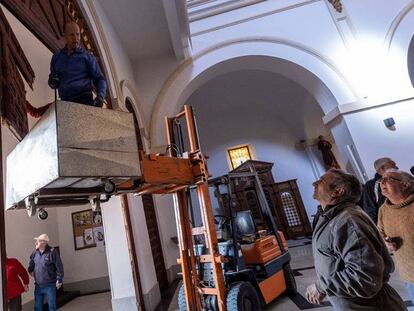 Operarios y vecinos recogen los destrozos en el interior de la iglesia parroquial de San Juan Evangelista de Sonseca. En vídeo, imágenes de los destrozos en el templo toledano.