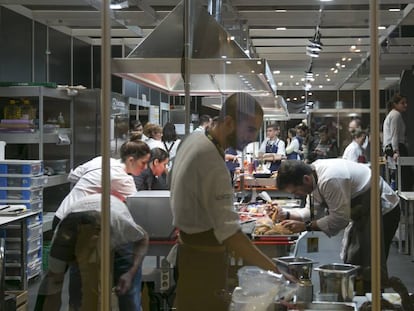 Cocineros en plena actividad en los fogones de Madrid Fusión este lunes en el día de apertura de este congreso gastronómico internacional.