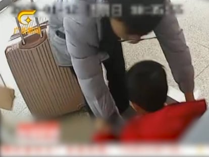 En vídeo, grabación de una cámara de seguridad que muestra al hombre colocando a su hijo en el escáner de equipaje.