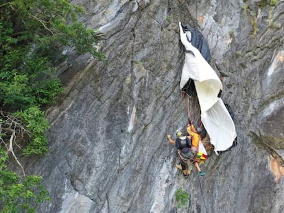 El rescate de un paracaidista que se quedó enganchado en un acantilado en Tailandia