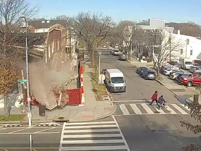 En vídeo, grabación de una cámara de seguridad que muestra el derrumbe del edificio.