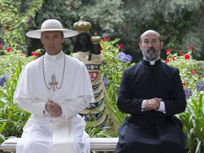 Jude Law y Javier Cámara en 'The Young Pope', serie dirigida por Paolo Sorrentino que presenta a un Papa como nadie lo había hecho en la ficción. En vídeo, tráiler de 'The New Pope'.