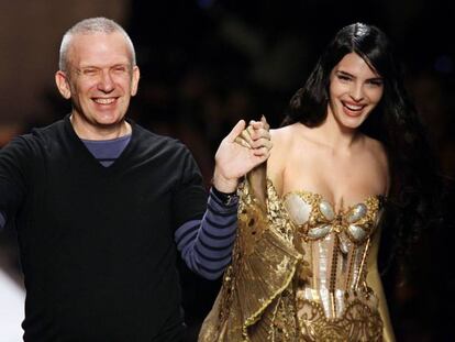 El diseñador francés Jean Paul Gaultier, con una modelo vestida con uno de sus vestidos, este miércoles en París. En vídeo, París se inclina ante Gaultier en su adiós a las pasarelas.