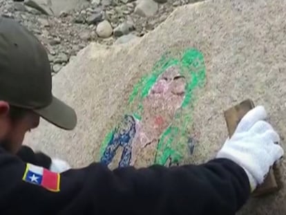 La policía chilena encuentra varias pintadas en el Parque Nacional Torres del paine. En vídeo, la turista fue detenida por las autoridades