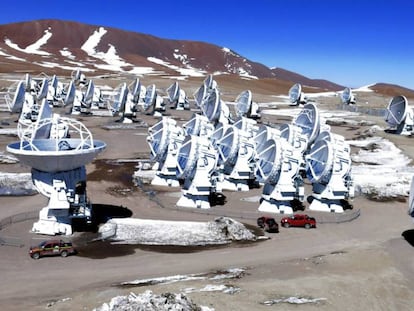 ALMA está compuesto por 66 antenas de alta precisión ubicadas en el llano de Chajnantor, a 5.000 metros de altitud en el norte de Chile.