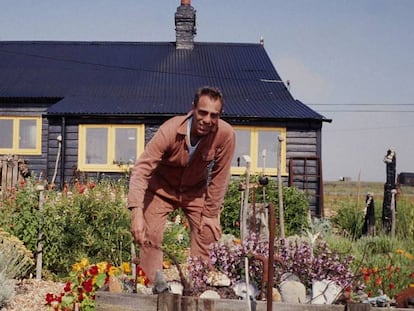 El cineasta y artista Derek Jarman trabajando en el jardín de Prospect Cottage, la casita de playa a la que se retiró, y que ahora corre peligro. En el vídeo, los motivos de la campaña de 'crowdfunding' para salvar Prospect Cottage. |