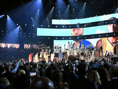 Imágenes del rapero Nipsey Hussle y de la estrella de la NBA Kobe Bryant proyectadas en pantallas gigantes en los Grammy durante una actuación de John Legend, Kirk Franklin, DJ Khaled, Meek Mill y Roddy Ricch. En vídeo, el homenaje en los Grammy a Bryant.