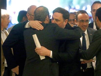 El exvicepresidente de la Generalitat, Oriol Junqueras, saluda al presidente de la Generalitat, Quim Torra, a su llegada al Parlament este martes. En vídeo, así ha sido la llegada de los condenados al Parlament.