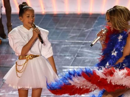 Jennifer Lopez y su hija Emme, en el intermedio de la LIV Super Bowl en Miami, Florida. En vídeo, la actuación.