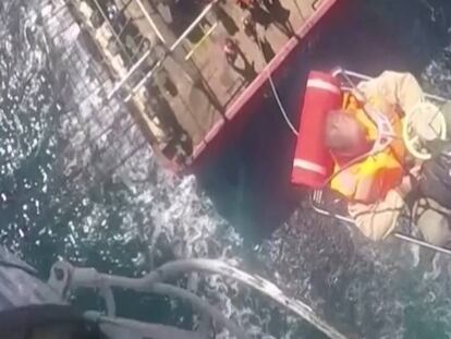 El hombre es evacuado en helicóptero.