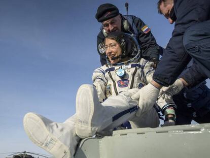 La astronauta estadounidense Christina Koch es ayudada a salir de la nave Soyuz MS-13 en la zona de aterrizaje de Dzhezkazga, en Kazajistán. En vídeo, su récord.
