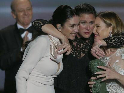 En foto, Celia, Tamara y María, las tres hijas de Pepa Flores, recogiendo su Goya de Honor. En vídeo, repaso de la carrera de Marisol.