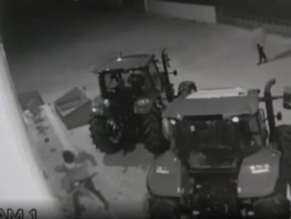 En vídeo, algunas grabaciones de seguridad que muestran cómo operaba la banda del tractor.