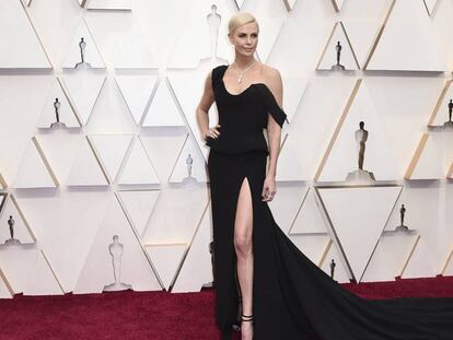 En la fotografía, Charlize Theron en la alfombra roja de los Oscar. En el vídeo, la alfombra roja. / GTRES / REUTERS