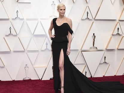 En la fotografía, Charlize Theron en la alfombra roja de los Oscar. En el vídeo, la alfombra roja. / GTRES / REUTERS