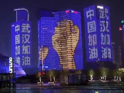 Espectáculo de luces con mensajes de apoyo a la población de Wuhan.