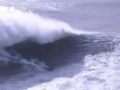 El surfista Alex Botelho momentos antes de sufrir un accidente. En vídeo, la secuencia completa.