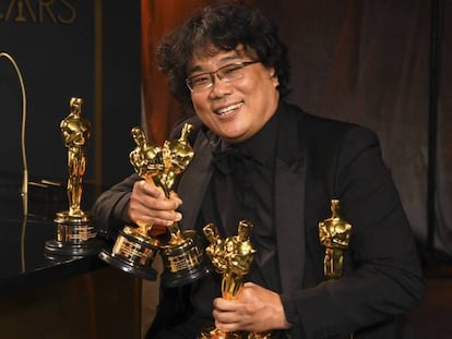 Bong Joon-ho, con sus Oscar. En vídeo, Javier Ocaña, crítico de EL PAÍS, analiza las claves de la película.