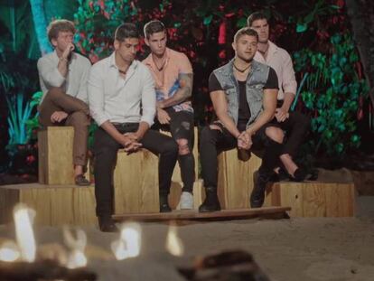 Los cinco novios que han participado en 'La isla de las tentaciones' en un momento del programa. En vídeo, tráiler del reality.
