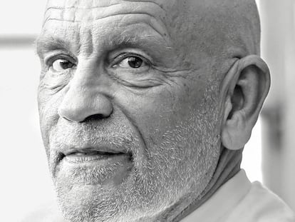 John Malkovich con sus esplendorosos 66 años. Si nunca has tenido aspecto de joven, jamás parecerás viejo. En vídeo, el tráiler de 'El nuevo Papa'.