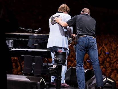 El británico Elton John abandona el concierto. En vídeo, el momento en el que se despide del público.