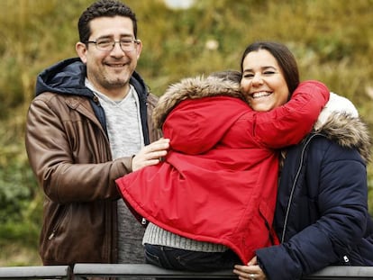 David con asperger se abraza a sus padres.