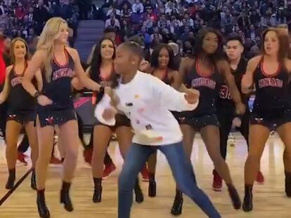 Momento de la actuación. En vídeo, así nació el baile viral.