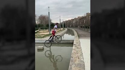 La exhibición técnica en una fuente de Barcelona de un campeón del mundo de trial