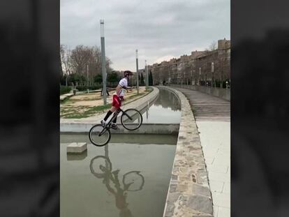 La exhibición técnica en una fuente de Barcelona de un campeón del mundo de trial