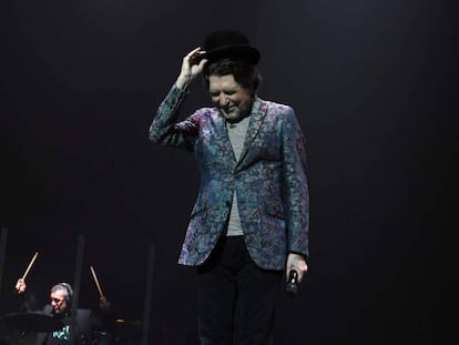 El cantante Joaquín Sabina. En vídeo, el momento de su accidente en el WiZink Center de Madrid.