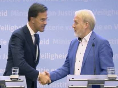 El primer ministro de los Países Bajos, Mark Rutte (izquierda), da la mano al director del Instituto Nacional de Salud Pública del país, Jaap Van Dissell (derecha), en La Haya, Países Bajos, durante una rueda de prensa, este lunes.