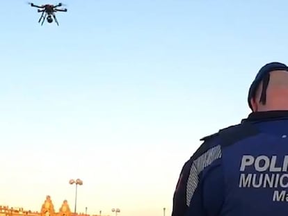 Un agente de la Policía maneja un dron de seguridad en Madrid.
