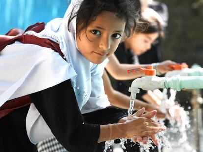 Una adolescente se lava las manos, en Afgasnistán. En vídeo, declaraciones de Antonio Guterres, secretario general de la ONU.