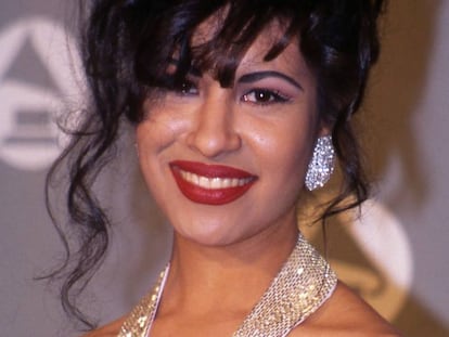 Selena Quintanilla posa para la prensa en los premios Grammy de 1994. Menos de un año después sería asesinada. En vídeo, una escena de la película 'Selena'.